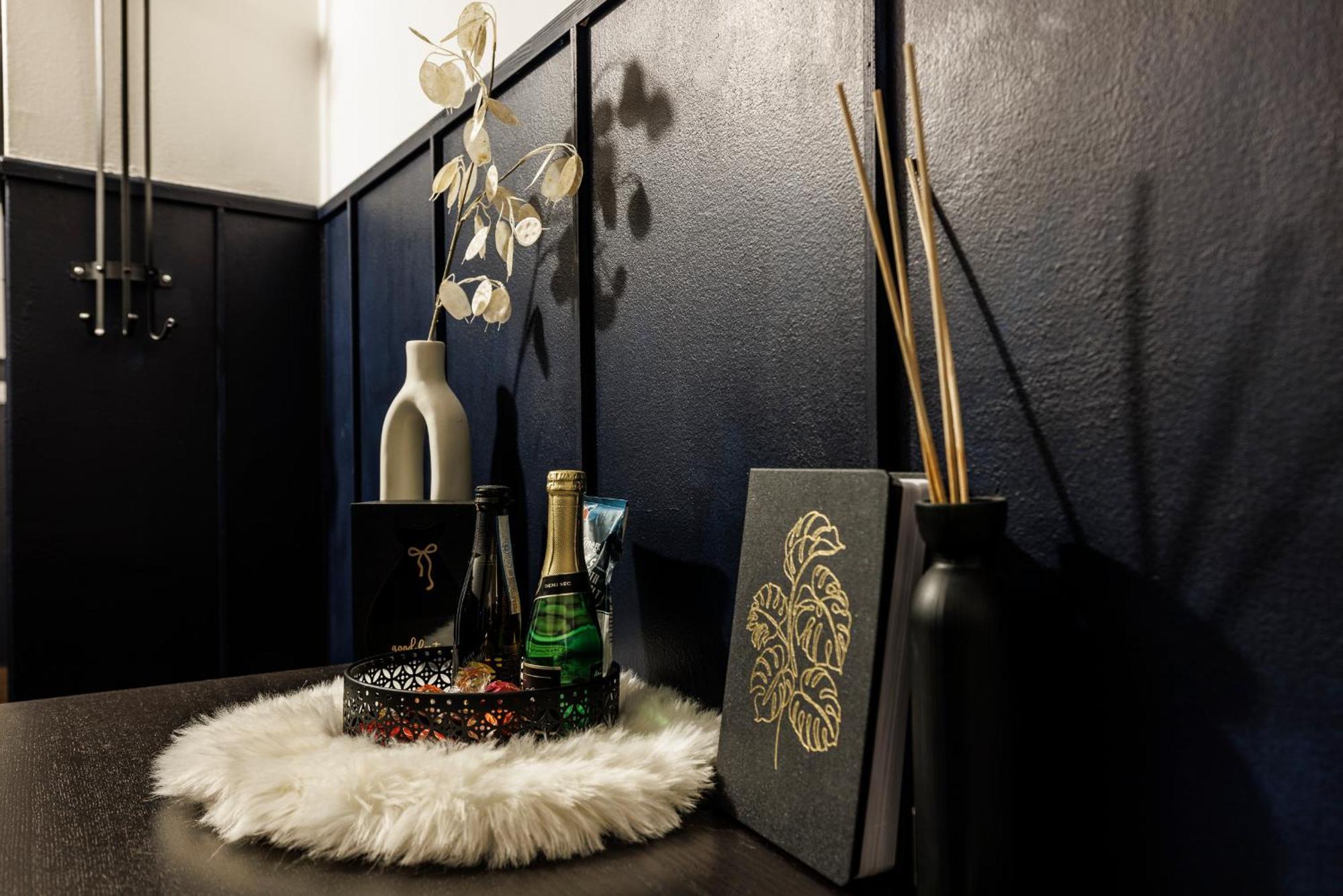 Spacious Flat & Parking Possibility, 3 Stops To Wenceslav Square Praga Exterior foto